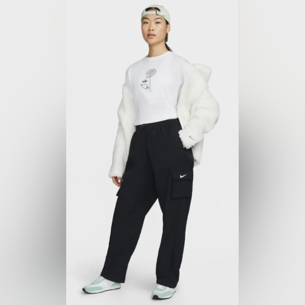 Nike Women's Sportswear Essential Cargo Pants Sz.S